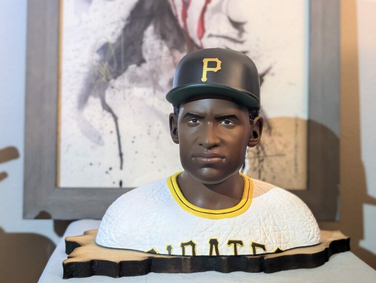 Full color bust of Roberto Clemente wearing his Pittsburgh Pirates baseball uniform.