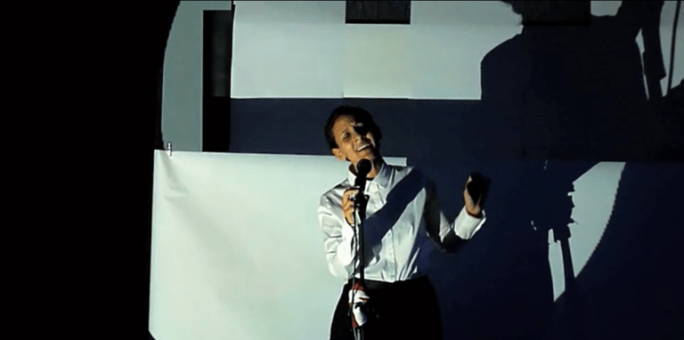 Mireya Lucio performs an episodic timeline of US presidential visits and foreign celebrity presence in Berlin, along with renditions of number-one Billboard Chart hits of the day.